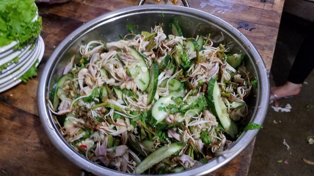 Hoa ban sau khi hái về được trần sơ với nước nóng sau đó đem xào, nộm, trộn thịt băm thậm chí là nấu soup đều rất ngon.