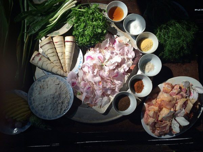 Hoa ban gắn liền với đời sống của bà con dân tộc miền núi phía Bắc, không chỉ tô điểm thêm cho cảnh quan núi rừng mà còn làm thức ăn, làm thuốc chữa bệnh. Ảnh: FB