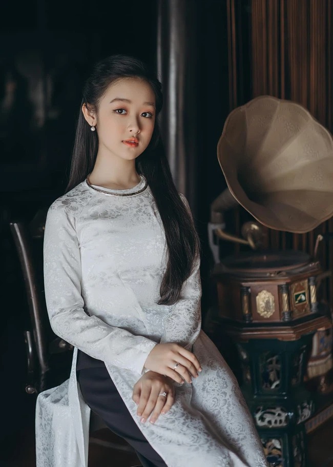 Dịp Tết vừa qua, Bảo Ngọc đã thực sự gây thương nhớ với một bộ ảnh áo dài đúng chất thiếu nữ Nam Bộ. Ảnh: FB