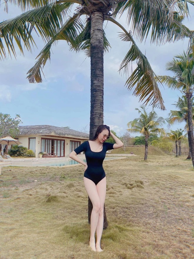 Tháng 8/2020, mỹ nhân xứ Lạng hạ sinh cô con gái đầu lòng tên Suchin. Không lâu sau, cô đã lấy lại được vóc dáng gọn gàng, thon thả, khiến nhiều người trầm trồ. Ảnh: FB