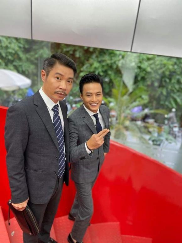 Hồng Đăng trêu đàn anh là 'yêu nữ hàng hiệu' bởi sự đầu tư trang phục của tôi cho vai diễn.