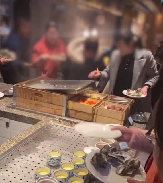 Màn tranh giành đồ ăn này khiến cho nhiều người không khỏi ngán ngẩm. Đến bao giờ thì chúng ta không còn phải chứng kiến những màn mất mặt như thế này nữa đây? Ảnh chụp màn hình