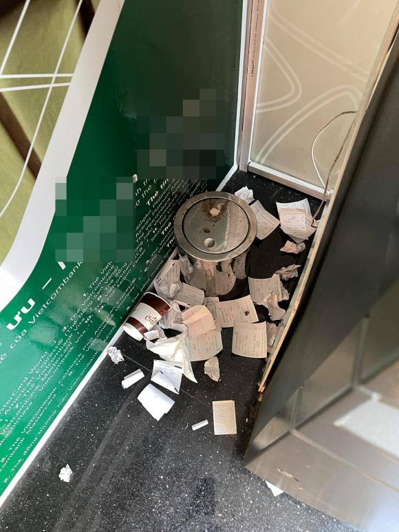 Hành động xấu xí vẫn đang diễn ra ở hầu khắp các cây ATM khiến nhiều người không khỏi bức xúc. Ảnh: FB Hành động xấu xí vẫn đang diễn ra ở hầu khắp các cây ATM khiến nhiều người không khỏi bức xúc. Ảnh: FB
