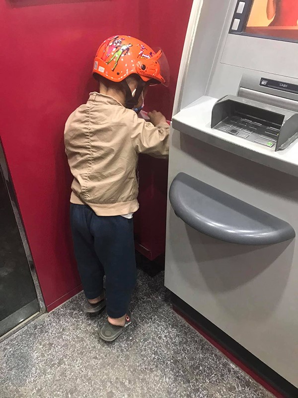 Chẳng bù cho rất nhiều người lớn, đến chuyện đơn giản là vứt tờ giấy vào thùng rác ngay đấy cũng không làm được. Ảnh: FB Chẳng bù cho rất nhiều người lớn, đến chuyện đơn giản là vứt tờ giấy vào thùng rác ngay đấy cũng không làm được. Ảnh: FB