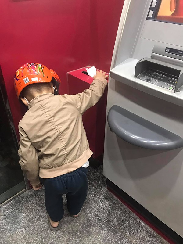 Hành động cho thấy cháu bé được dạy dỗ nghiêm chỉnh. Nhìn bé lượm rác mà cứ nghĩ là lượm ý thức của nhiều người lớn vậy. Ảnh: FB Hành động cho thấy cháu bé được dạy dỗ nghiêm chỉnh. Nhìn bé lượm rác mà cứ nghĩ là lượm ý thức của nhiều người lớn vậy. Ảnh: FB