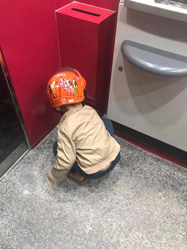 Mặc dù ở mỗi cây ATM đều được bố trí một chiếc giỏ để đựng hóa đơn. Thế nhưng, nhiều người lớn lại có thói quen vứt biên lai sau khi rút tiền xuống mặt sàn. Ảnh: FB Mặc dù ở mỗi cây ATM đều được bố trí một chiếc giỏ để đựng hóa đơn. Thế nhưng, nhiều người lớn lại có thói quen vứt biên lai sau khi rút tiền xuống mặt sàn. Ảnh: FB