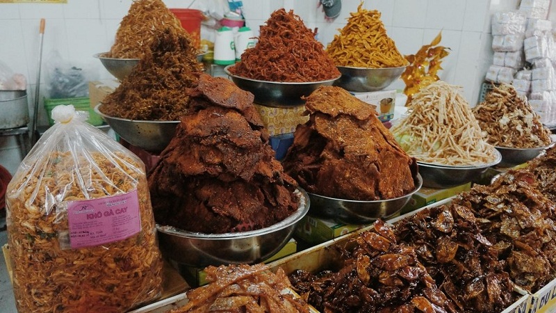 Những đồ khô bán ngoài chợ luôn khiến nhiều người không yên tâm về chất lượng. Bên cạnh những mặt hàng có xuất xứ rõ ràng, tại các khu vực trung tâm Hà Nội, mặt hàng thịt bò khô không nhãn mác, không nguồn gốc đang được bày bán tràn lan với giá siêu rẻ. Ảnh: FB