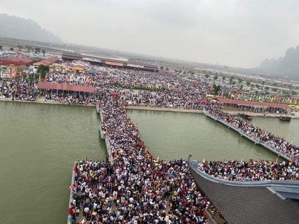 Số lượng người quá đông gây ra lo ngại về vấn đề an toàn phòng chống dịch Covid-19. Ảnh: FB