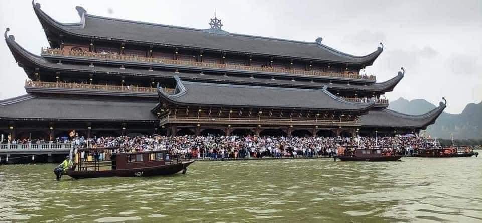 Ngay từ sáng sớm, các quầy bán vé tham quan hay thuyền, xe điện... đều trong tình trạng quá tải. Nhiều người vì không đủ kiên nhẫn và không khí quá ngột ngạt đã phải bỏ về giữa chừng. Ảnh: FB