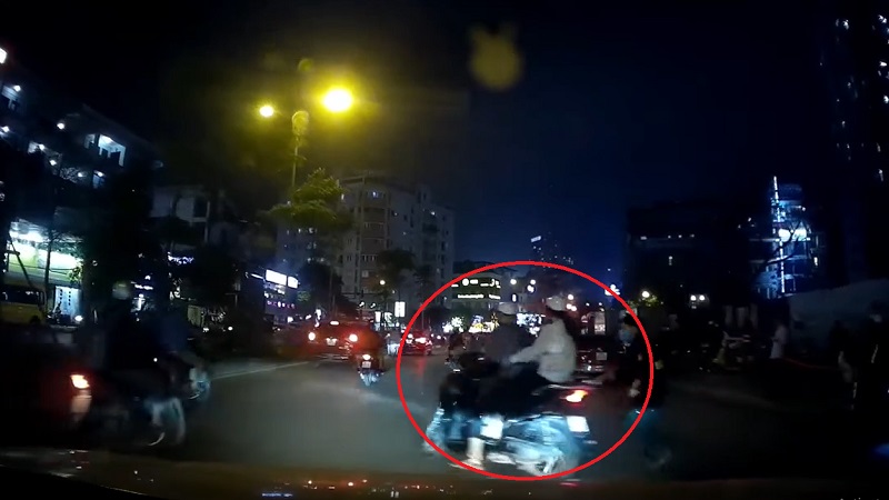 Hành động bất chấp nguy hiểm của nam thanh niên khiến người chứng kiến đều bức xúc. Ảnh cắt clip