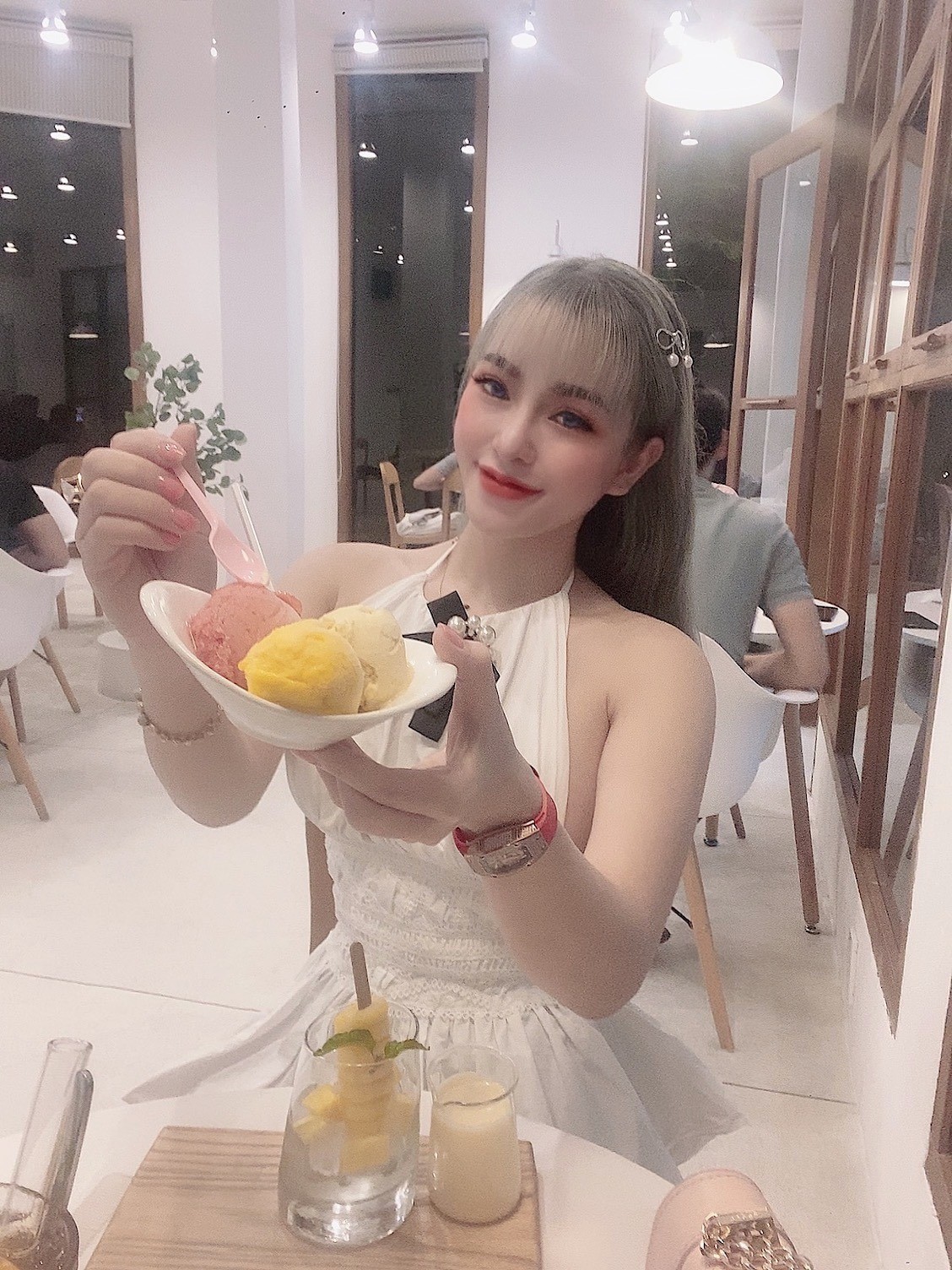 Trang không bán lẻ ma túy theo kiểu 'cò con', mà chuyên cung cấp cho các 'đại lý', các cơ sở kinh doanh có điều kiện như karaoke, quán bar, vũ trường, khách sạn…