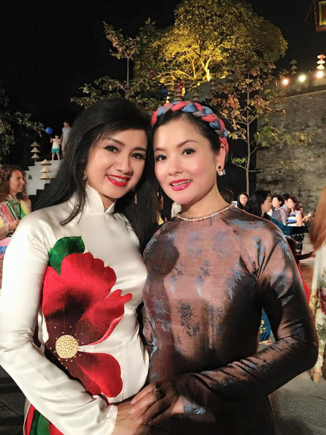 NSND Thu Quế đọ sắc bên cạnh NSND Thu Hà, cả 2 đều là những 'mỹ nhân' một thời của làng nghệ thuật nước nhà. NSND Thu Quế đọ sắc bên cạnh NSND Thu Hà, cả 2 đều là những 'mỹ nhân' một thời của làng nghệ thuật nước nhà.