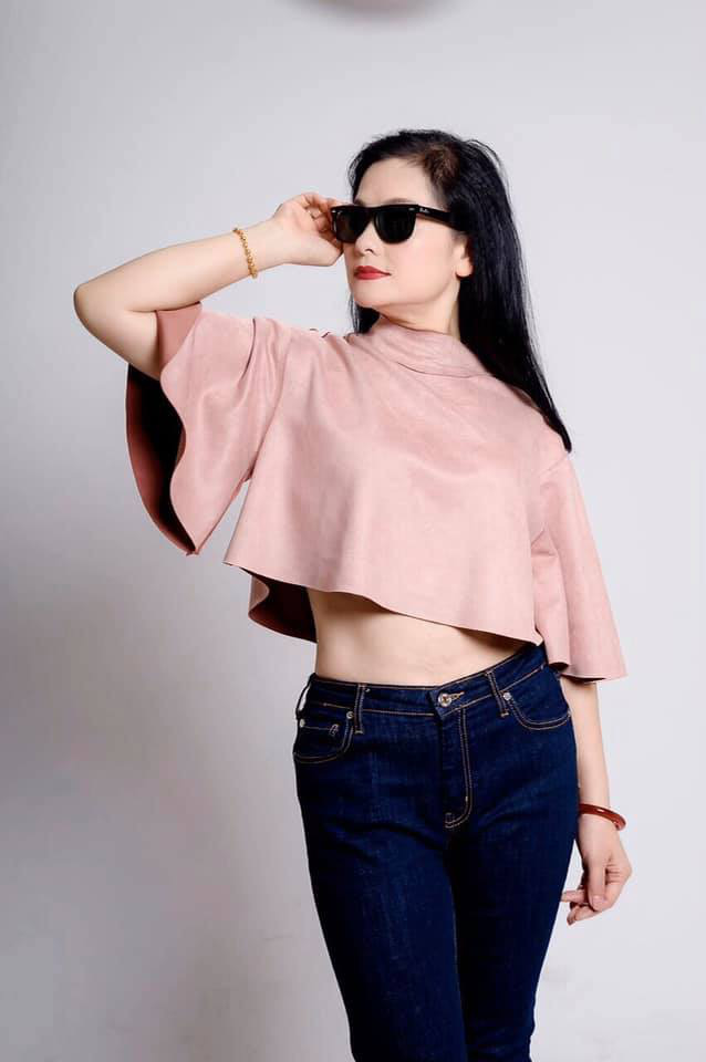 Bước sang độ tuổi gần U50 nhưng vóc dáng của bà xã NS Phạm Cường vẫn khiến nhiều người ngưỡng mộ. Bước sang độ tuổi gần U50 nhưng vóc dáng của bà xã NS Phạm Cường vẫn khiến nhiều người ngưỡng mộ.