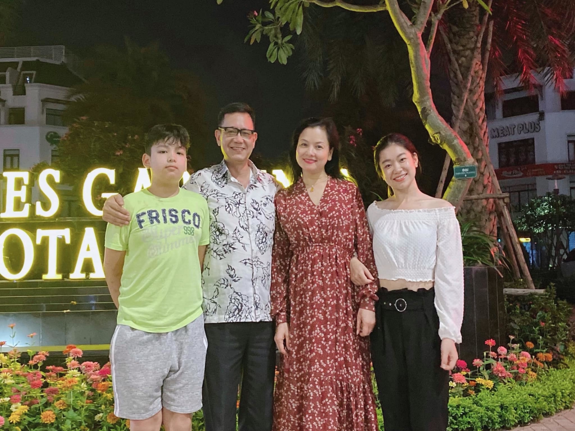 Từng đóng là cặp vợ chồng nhiều sóng gió trên phim nhưng ngoài đời, Thu Quế - Phạm Cường là cặp vợ chồng nghệ sĩ có được gia đình đáng ngưỡng mộ.