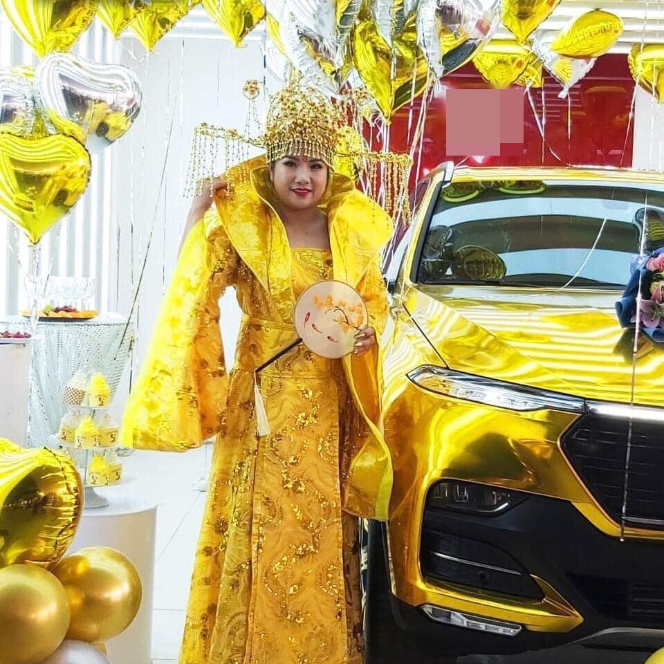 Nữ khách hàng sắm hẳn bộ trang phục như một hoàng hậu chỉ để nhận chiếc xế yêu của mình. Ảnh: FB