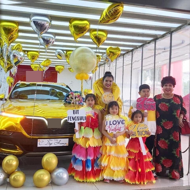 Màn nhận xe nhiều màu sắc nhất từ trước tới nay. Ảnh: FB