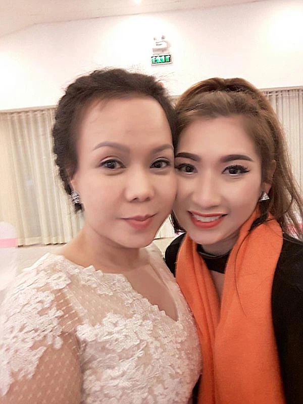 Việt Hương và em gái họ. Việt Hương và em gái họ.