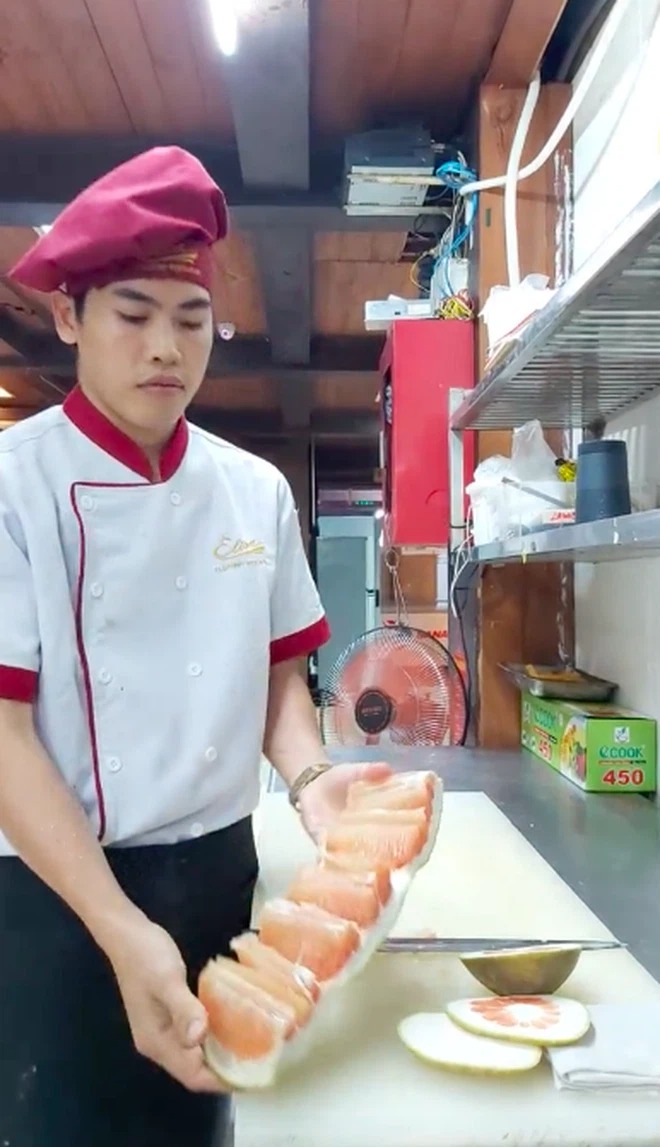 'Đẹp thì đẹp thật nhưng ăn làm sao nhỉ? Chẳng lẽ lúc mang ra bàn thì thực khách tự dùng tay bóc từng múi ra ư?', một độc giả thắc mắc.