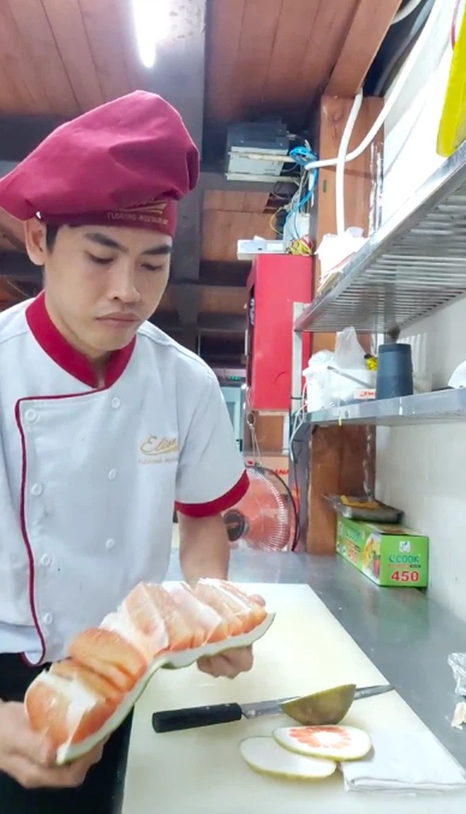 Cách gọt bưởi này khá phù hợp đối với môi trường nhà hàng, nơi cần nhanh và sự decor sang trọng. Ảnh cắt clip