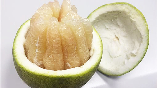 Gọt kiểu cắt đôi vỏ trái bưởi nhìn khá độc đáo và tiện ích vì đỡ phải dùng đĩa.