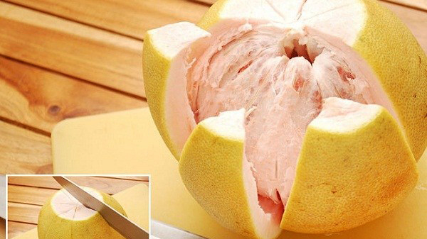 Cách gọt bưởi kiểu bổ cau mà nhiều người hay làm. Ảnh: FB