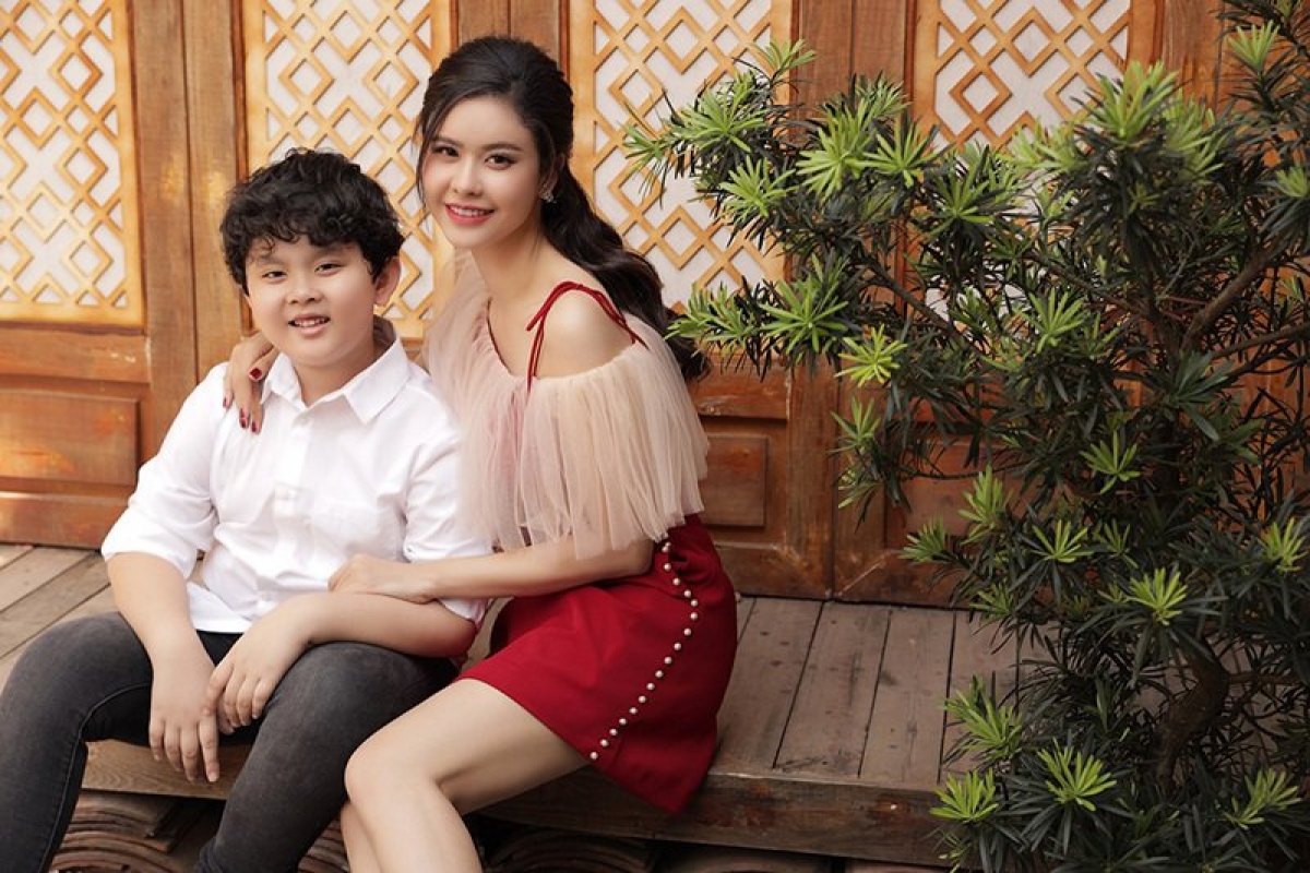 Con trai của Tim và Trương Quỳnh Anh có chiều cao nổi bật ở tuổi lên 9. Cậu bé được nhận xét có nét giống cả cha lẫn mẹ. Ảnh: FB