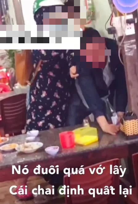 Anh chồng đã đi ngoại tình, không chịu ký đơn ly hôn còn đánh đập vợ ngay trước mặt con nhỏ.