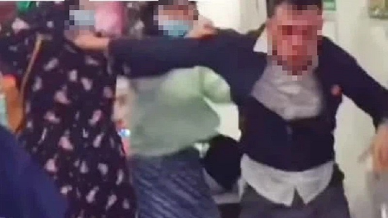 Hầu hết mọi người đều bức xúc trước cách hành xử tệ bạc của anh chồng. Ảnh cắt clip