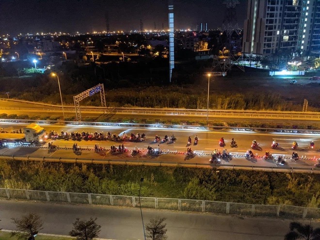Đại diện Cục CSGT cho biết, nhóm 'quái xế' này khoảng 70 người tổ chức đua xe đoạn chỗ Khu Công nghệ cao, đi theo từng đoàn lên cao tốc TP.HCM - Long Thành - Dầu Giây rồi vòng lại rời đi. Ảnh chụp màn hình Đại diện Cục CSGT cho biết, nhóm 'quái xế' này khoảng 70 người tổ chức đua xe đoạn chỗ Khu Công nghệ cao, đi theo từng đoàn lên cao tốc TP.HCM - Long Thành - Dầu Giây rồi vòng lại rời đi. Ảnh chụp màn hình