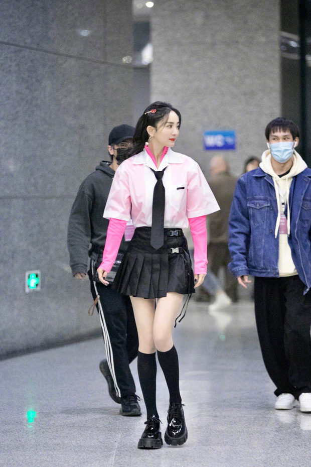 Mới đây, trang QQ đăng tải một bài viết gây chấn động với tiêu đề: 'Dương Mịch có tin đồn hẹn hò với Ngụy Đại Huân nhưng truyền thông lại đưa tin cô sắp kết hôn với tài tử Tạ Đình Phong.'.