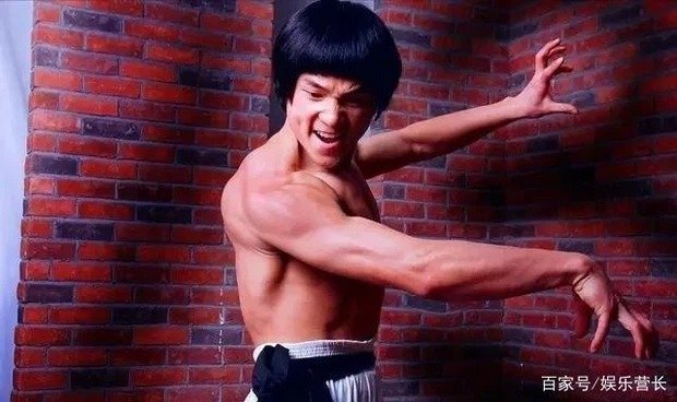 Vì ngoại hình giống với Lý Tiểu Long nên nam diễn viên ít tên tuổi này tự xưng là truyền nhân của huyền thoại võ thuật.