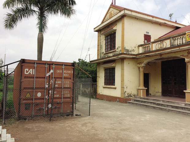 Người dân đã quây rào B40 đồng thời lắp camera để bảo vệ container chứa gỗ sưa trăm tỷ đồng. Ảnh: GĐ Người dân đã quây rào B40 đồng thời lắp camera để bảo vệ container chứa gỗ sưa trăm tỷ đồng. Ảnh: GĐ