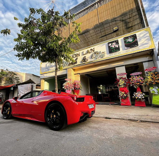 Chiếc Ferrari 458 Spider màu đỏ này gióng với chiếc xe từng được ông Đặng Lê Nguyên Vũ trưng dụng cho Hành Trình Từ Trái Tim 2018. Ảnh: FB Chiếc Ferrari 458 Spider màu đỏ này gióng với chiếc xe từng được ông Đặng Lê Nguyên Vũ trưng dụng cho Hành Trình Từ Trái Tim 2018. Ảnh: FB