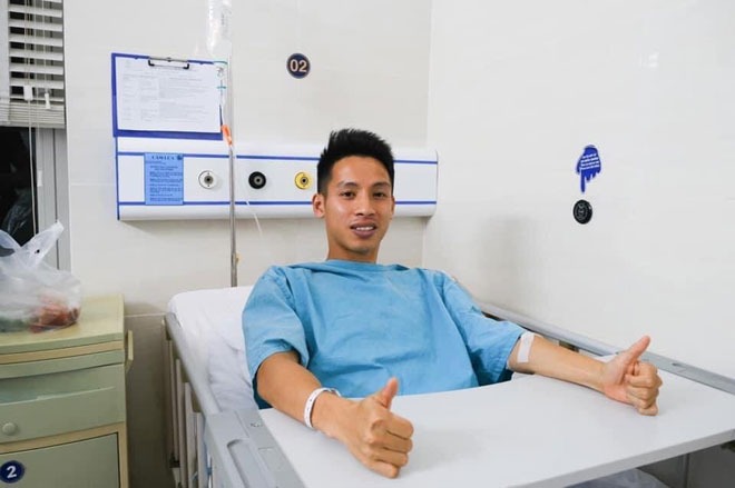 1 đêm sau sự cố, Hùng Dũng đã phần nào lấy lại được sự tỉnh táo sau khi được sơ cứu. QBV Việt Nam năm 2020 đã giơ tay ra dấu hiệu “OK” để trấn an người hâm mộ. Ảnh: FB 1 đêm sau sự cố, Hùng Dũng đã phần nào lấy lại được sự tỉnh táo sau khi được sơ cứu. QBV Việt Nam năm 2020 đã giơ tay ra dấu hiệu “OK” để trấn an người hâm mộ. Ảnh: FB