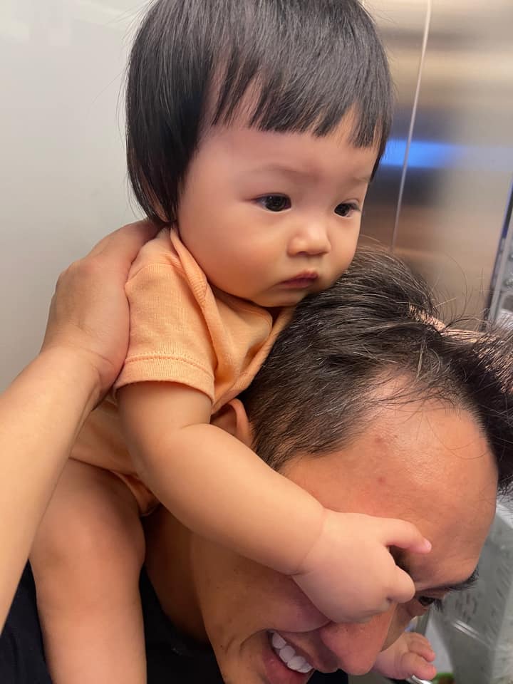 Tiểu công chúa nhà nam doanh nhân ngồi 'chễm chệ' trên đầu ông bố đại gia. Ảnh: FB Tiểu công chúa nhà nam doanh nhân ngồi 'chễm chệ' trên đầu ông bố đại gia. Ảnh: FB