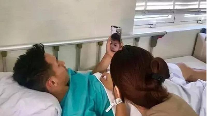 Hùng Dũng nói chuyện với con trai trước khi phẫu thuật để có động lực. Ảnh: FB Hùng Dũng nói chuyện với con trai trước khi phẫu thuật để có động lực. Ảnh: FB