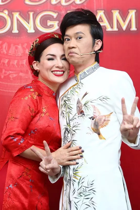 NSƯT Hoài Linh và ca sĩ Phi Nhung là 2 nghệ sĩ gạo cội của làng giải trí Việt Nam, không chỉ từng nhiều lần hợp tác chung, cả 2 còn rất thân thiết ngoài đời. Ảnh: FB NSƯT Hoài Linh và ca sĩ Phi Nhung là 2 nghệ sĩ gạo cội của làng giải trí Việt Nam, không chỉ từng nhiều lần hợp tác chung, cả 2 còn rất thân thiết ngoài đời. Ảnh: FB