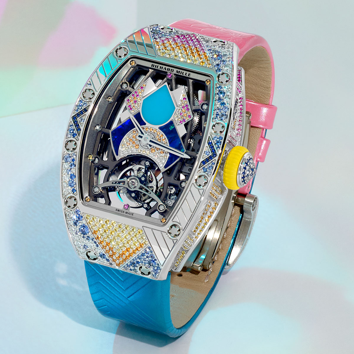 Các nghệ nhân tại Richard Mille đã mất hơn 6 tháng để tìm kiếm và chọn lọc các viên đá quý phù hợp nhất với thiết kế. Các nghệ nhân tại Richard Mille đã mất hơn 6 tháng để tìm kiếm và chọn lọc các viên đá quý phù hợp nhất với thiết kế.
