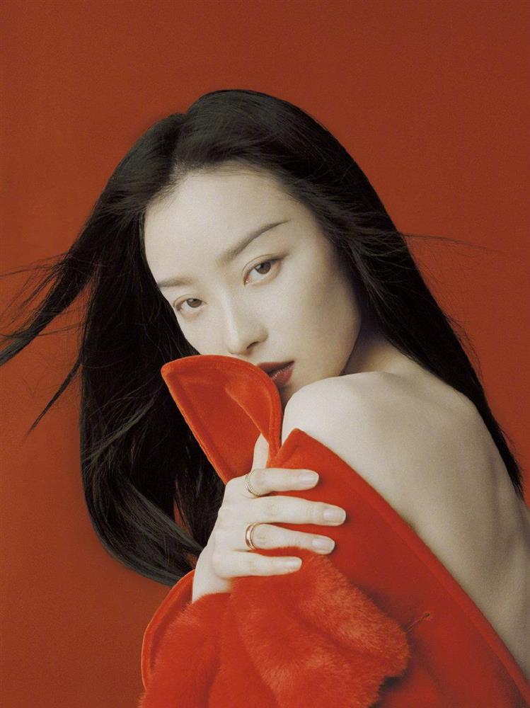 Bộ ảnh của mỹ nhân có gương mặt đậm chất điện ảnh vào tháng 8/2020 cũng nhận được nhiều sự khen ngợi nhờ tạo hình đầy quyến rũ, cuốn hút.