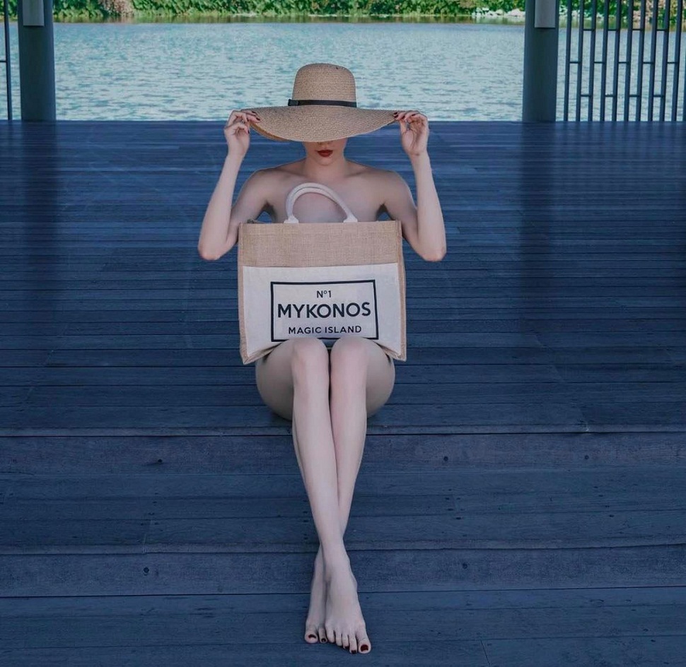 Hồ Ngọc Hà lăng xê phụ kiện túi xách và mũ cói trong hình ảnh mới nhất của mình. Ảnh: FB