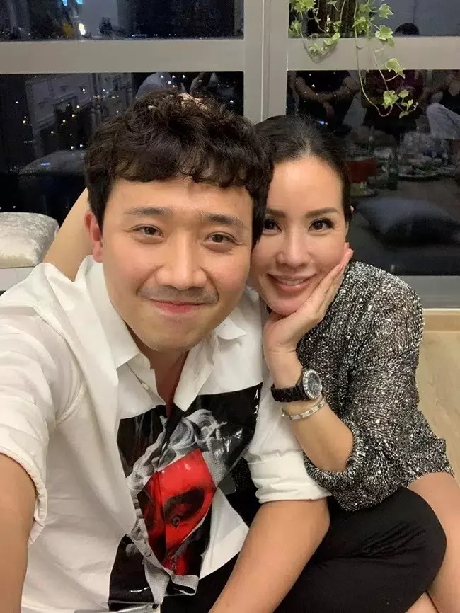 Hoa hậu Thu Hoài từng chia sẻ rằng giữa cô và Trấn Thành có một thứ tình cảm bạn bè rất đặc biệt. Dù lớn tuổi hơn Trấn Thành, dù chọn con đường đi khác xa nam danh hài, song mỗi khi có chuyện, Thu Hoài - Trấn Thành vẫn tìm đến nhau để chia sẻ. Hoa hậu Thu Hoài từng chia sẻ rằng giữa cô và Trấn Thành có một thứ tình cảm bạn bè rất đặc biệt. Dù lớn tuổi hơn Trấn Thành, dù chọn con đường đi khác xa nam danh hài, song mỗi khi có chuyện, Thu Hoài - Trấn Thành vẫn tìm đến nhau để chia sẻ.