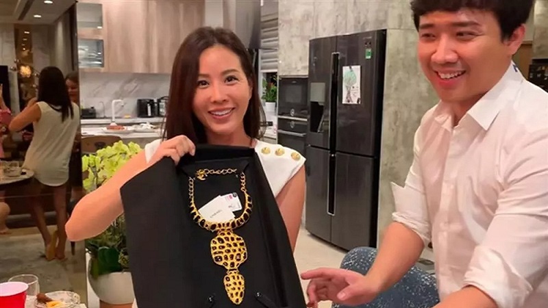 Trong một lần sinh nhật doanh nhân Thu Hoài, nam MC đã tặng cô chiếc vòng cổ trị giá 73 triệu đồng. Trong một lần sinh nhật doanh nhân Thu Hoài, nam MC đã tặng cô chiếc vòng cổ trị giá 73 triệu đồng.