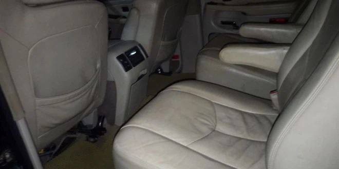 Hệ thống giải trí tương thích với AF/FM kết nối âm thanh đầu ra 9 loa Bose. Ở hàng ghế sau, Cadillac Escalade ESV trang bị cửa gió điều hòa riêng biệt cùng ổ cắm điện 12V.