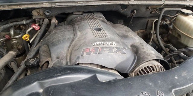 Sau thời gian dài sử dụng, một số chi tiết đã khấu hao theo thời gian nhưng vẫn còn giữ được chất 'nồi đồng cối đá'. Chiếc Cadillac Escalade ESV sở hữu bộ mâm đúc 9 chấu đơn, kích thước 17 inch nguyên bản.