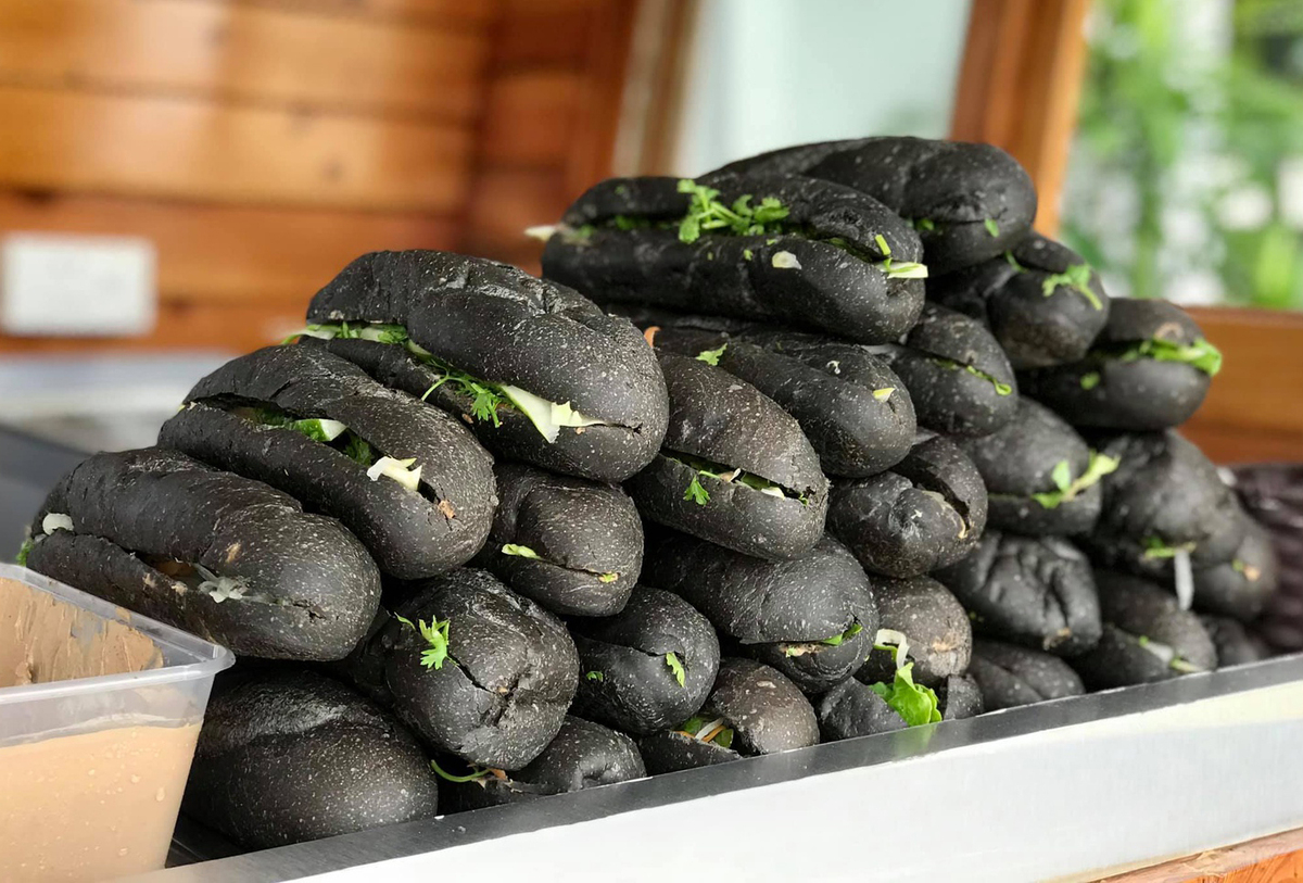Một chiếc bánh mì có màu đen huyền bí từ trong ra ngoài, do một cửa hàng tại Quảng Ninh sáng tạo ra. Một chiếc bánh mì có màu đen huyền bí từ trong ra ngoài, do một cửa hàng tại Quảng Ninh sáng tạo ra.