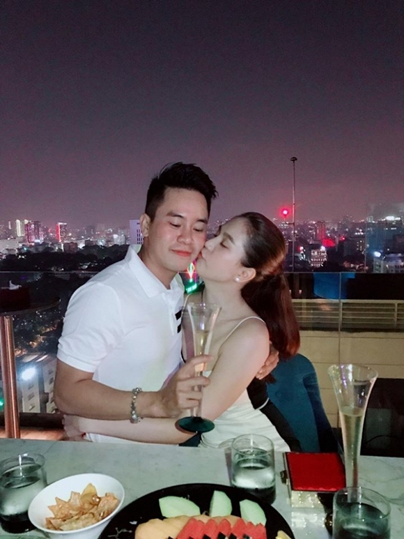 Chia sẻ về tình một đêm, Ngọc Trinh nghĩ đó rất là bình thường trong xã hội hiện nay. Nếu mình đang không trong một mối quan hệ nào thì cứ vô tư nha, cứ làm những gì mình cảm thấy thích và vui. Chia sẻ về tình một đêm, Ngọc Trinh nghĩ đó rất là bình thường trong xã hội hiện nay. Nếu mình đang không trong một mối quan hệ nào thì cứ vô tư nha, cứ làm những gì mình cảm thấy thích và vui.