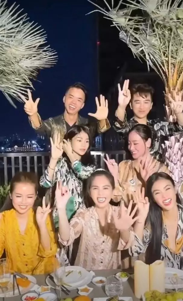 Dù đã gia nhập showbiz hơn 10 năm nhưng, bản tính thẳng thắn và hào sảng của Ngọc Trinh vẫn chưa bao giờ thay đổi. Ảnh cắt clip Dù đã gia nhập showbiz hơn 10 năm nhưng, bản tính thẳng thắn và hào sảng của Ngọc Trinh vẫn chưa bao giờ thay đổi. Ảnh cắt clip