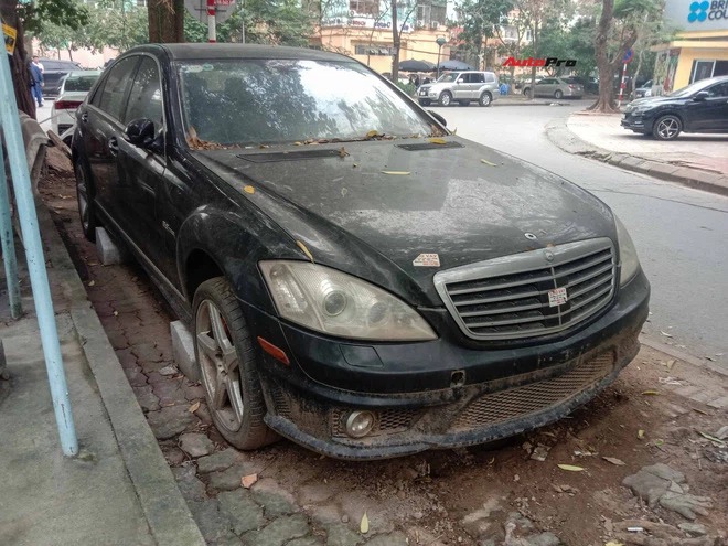 Được biết, những chiếc Mercedes-Benz S 63 AMG cùng đời với chiếc xe bị bỏ rơi này có giá bán từ 800 triệu tới 1,4 tỷ đồng, tuỳ vào tình trạng mỗi xe. Ảnh: AP Được biết, những chiếc Mercedes-Benz S 63 AMG cùng đời với chiếc xe bị bỏ rơi này có giá bán từ 800 triệu tới 1,4 tỷ đồng, tuỳ vào tình trạng mỗi xe. Ảnh: AP