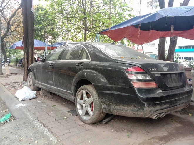 Nhìn tài sản một đống tiền bị bỏ hoang khiến nhiều người cảm thấy tiếc của thay cho chủ xe. Ảnh: FB Nhìn tài sản một đống tiền bị bỏ hoang khiến nhiều người cảm thấy tiếc của thay cho chủ xe. Ảnh: FB
