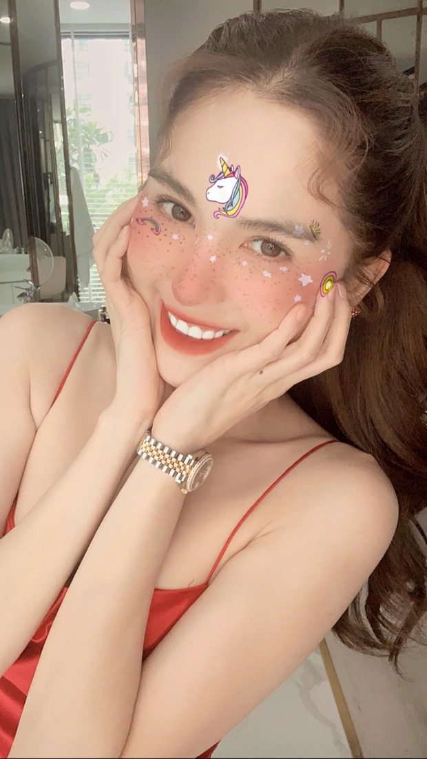 Trong đợt shopping ăn mừng Instagram cá nhân cán mốc 5 triệu followers, Ngọc Trinh đã chiếc đồng hồ giá hơn 1,8 tỷ của thương hiệu Audemars Piguet.